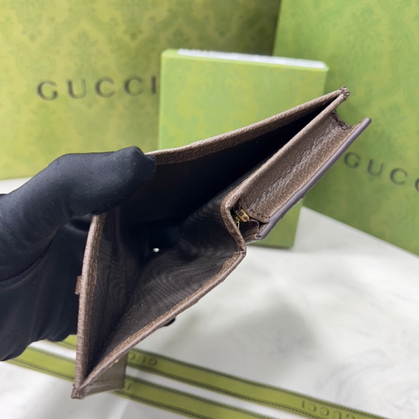 グッチ財布コピー着用イメージ